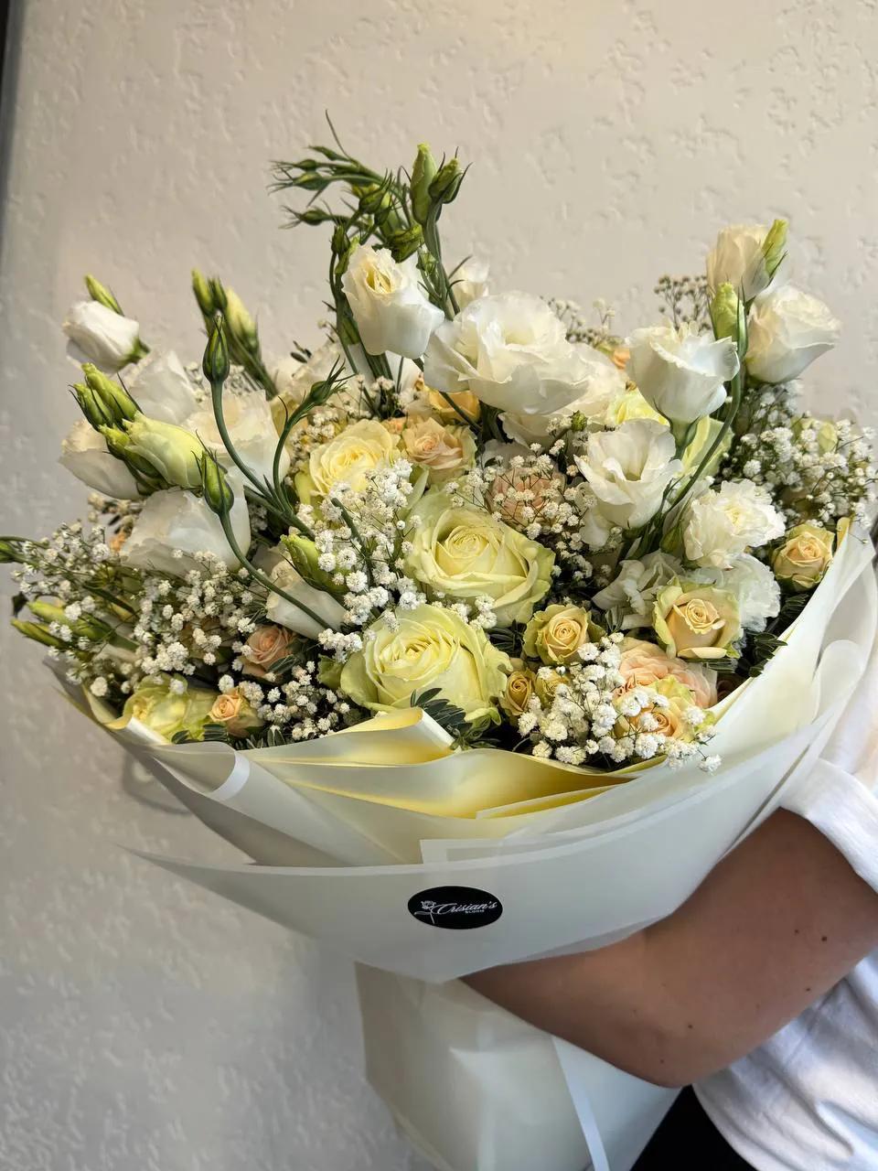 Roses and lisianthus in one bouquet | ծաղիկներ, ծաղկեպսակներ, բույսեր Երևան Roses and lisianthus in one bouquet | ծաղիկներ, ծաղկեպսակներ, բույսեր Երևան